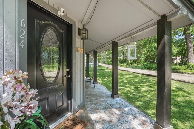 Building Photo - 624 Apache Trail