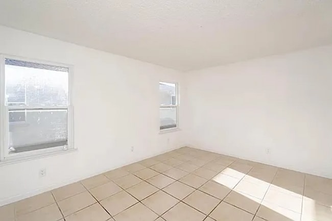 Building Photo - Charming 2-Bedroom Apartment with Updated ...