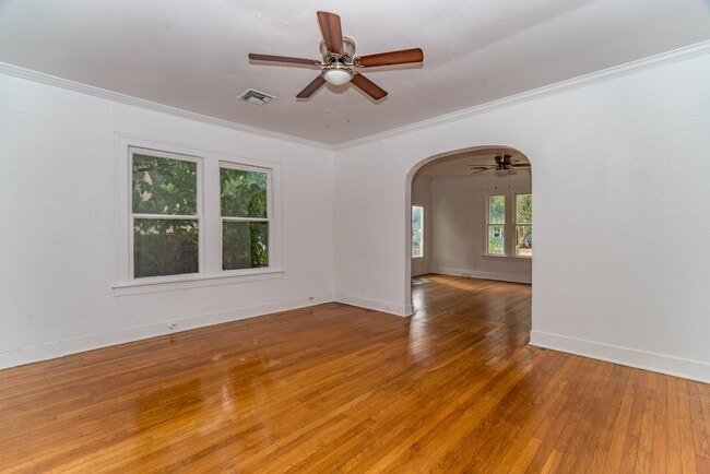 Building Photo - 2-BEDROOM COTTAGE IN TOBIN HILL
