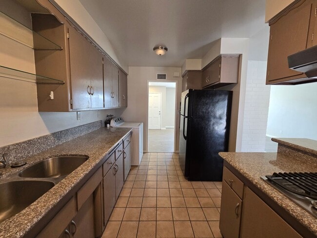 Building Photo - Charming Single Story Home