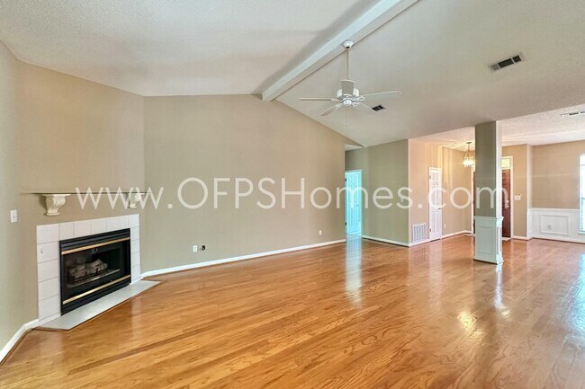 Building Photo - 4534 Parkwood Ln E