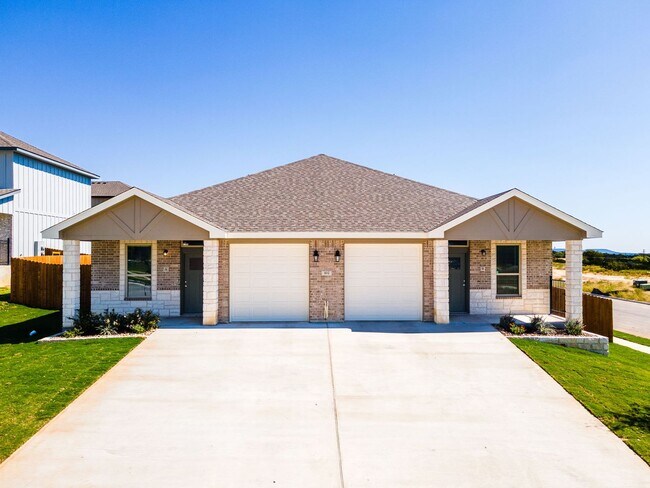 Building Photo - 1 MONTH FREE RENT!!!