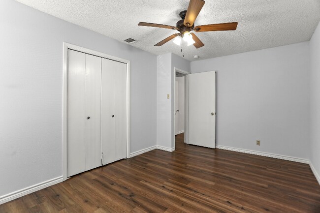 Building Photo - 5622 Frst Lk St