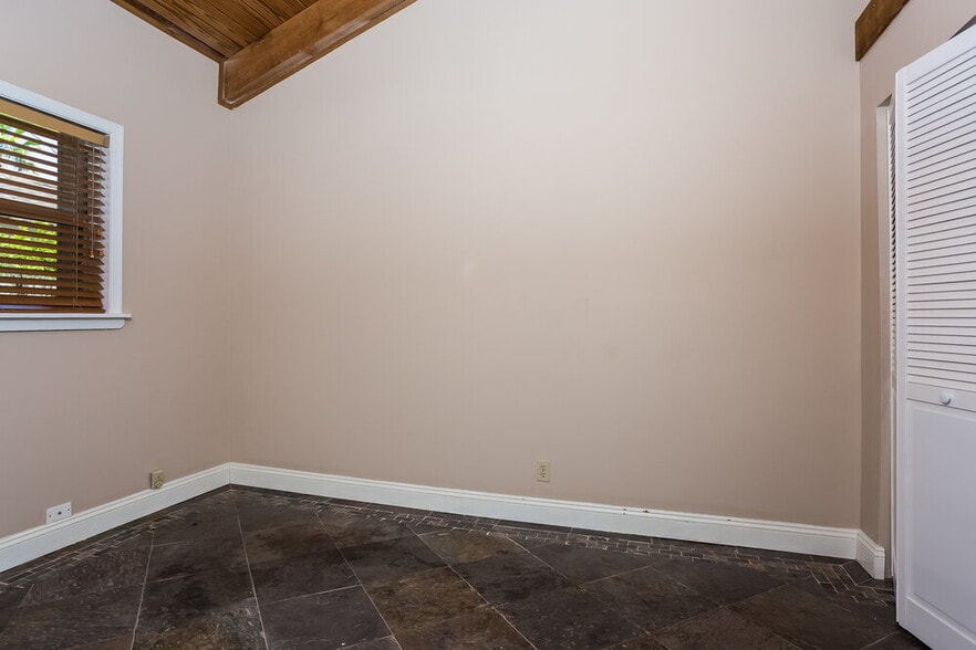 Building Photo - 6376 Amberwoods Dr