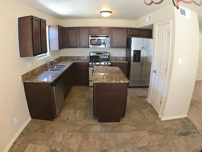 Building Photo - Sandstone Ranch Estates 3 bed with Refrig A/C plus Bonus Loft!