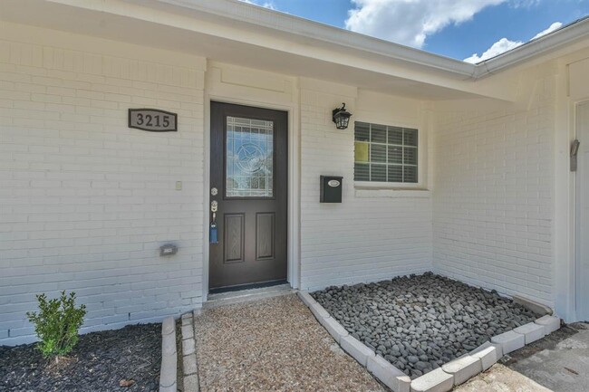 Building Photo - 3215 Rockyridge Dr