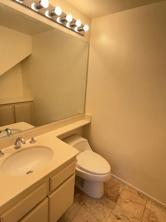Building Photo - Conveniently located home in Irvine