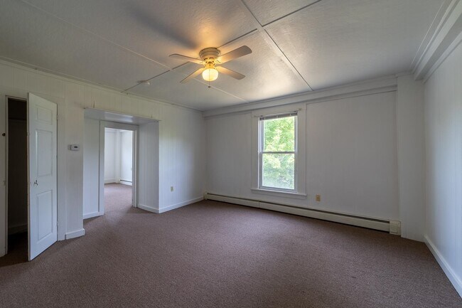 Building Photo - 1092 New Hampshire Rte 175