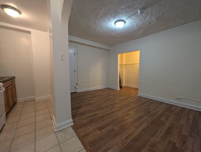 Building Photo - 5417 N Kenmore Ave