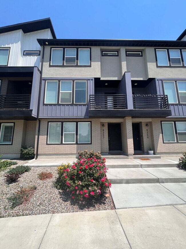 Building Photo - Beautiful Townhome in great location!