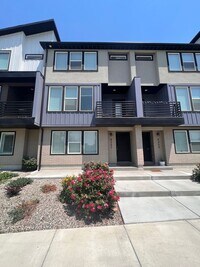 Building Photo - Beautiful Townhome in great location!