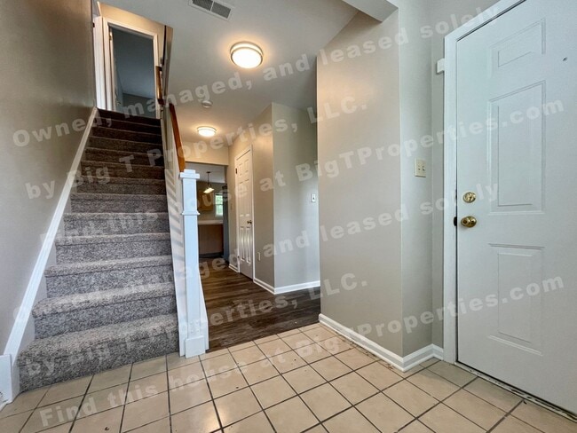 Building Photo - Large 4 bedroom 2.5 bath 2 car garage hous...
