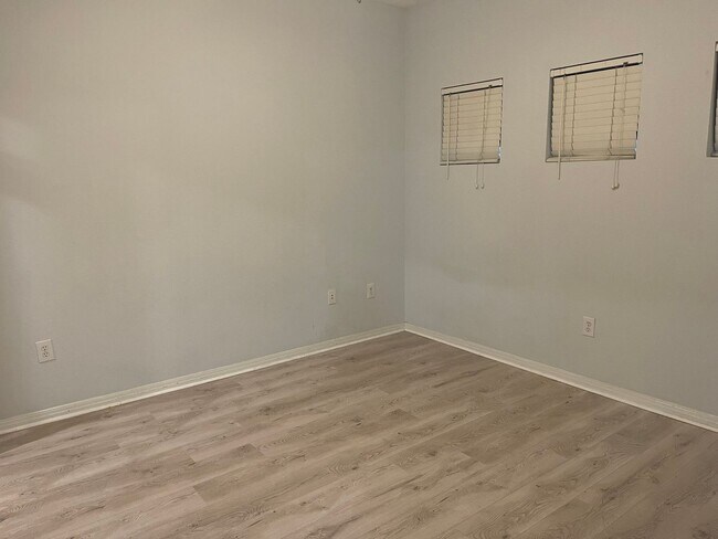 Building Photo - Fully Renovated 2/2 Near Campus