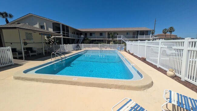 Building Photo - Annual furnished OPTIONAL 2/1 condo Island life