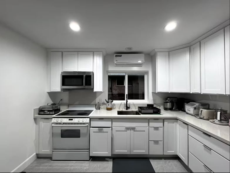 Kitchen (4) - 551 11th Ave