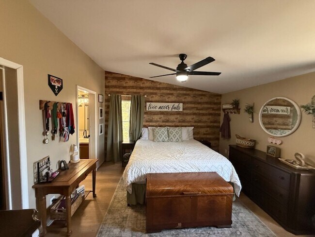 Building Photo - $500 OFF move in SPECIAL!  Room to Roam