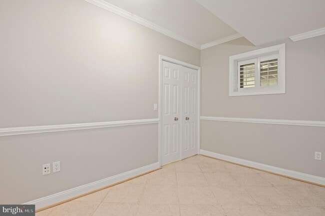 Building Photo - 5905 Lone Oak Dr