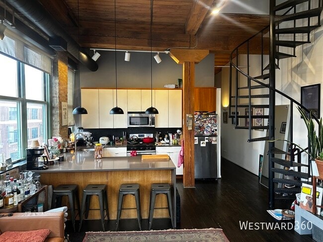 Building Photo - 1701 N Damen Ave