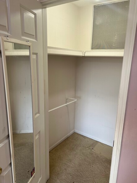 Building Photo - 3084 Village Cir