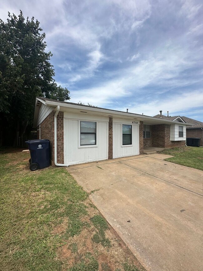 Building Photo - Spacious 4 bed, 1.5 bath