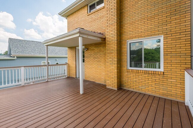 Building Photo - READY FOR MOVE IN!! Don't miss this UPDATED 3-bedroom in Braddock Hills!