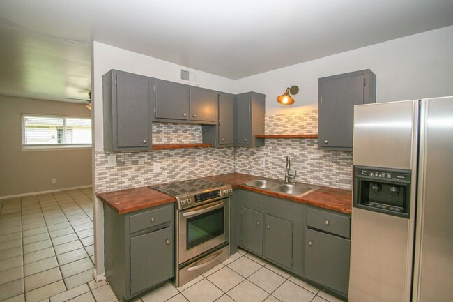 Primary Photo - 1310 N Irvington Ave
