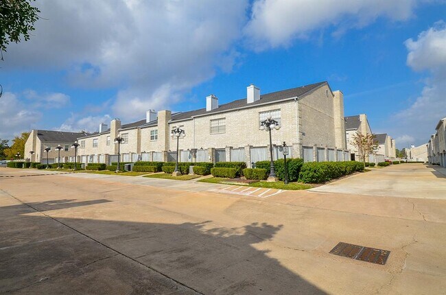 Building Photo - 306 Wilcrest Dr