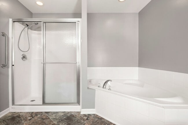 Building Photo - Spacious, end-unit townhome in North Raleigh!