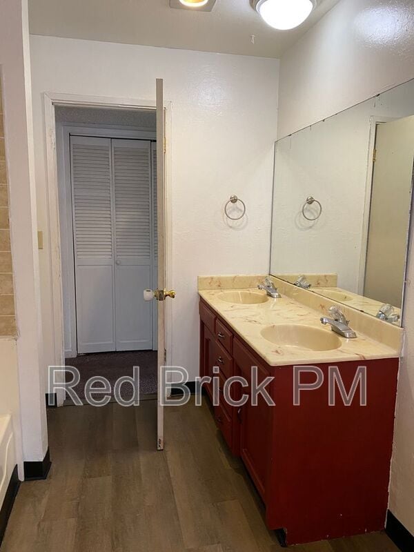 Building Photo - 800 E 23rd St