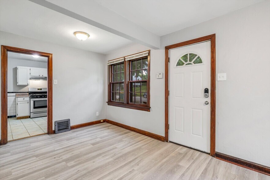 Building Photo - 7120 Roslyn Dr