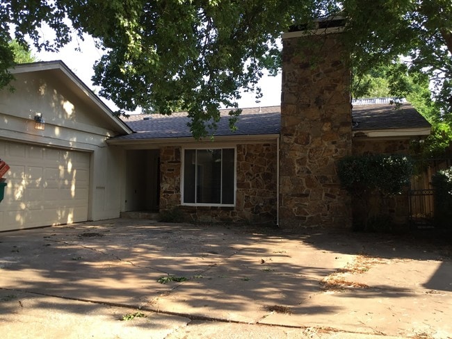 Building Photo - 3205 Raintree Rd