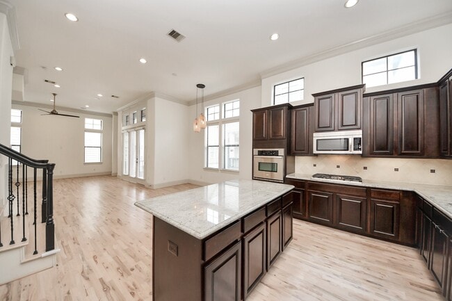 Building Photo - 3229 Maxroy St
