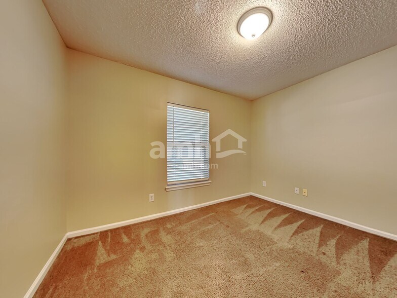 Building Photo - 9261 Redtail Dr
