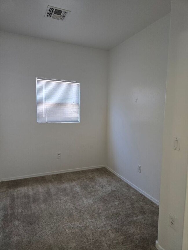 Building Photo - Large 4 bedroom home with Den - Corner lot...