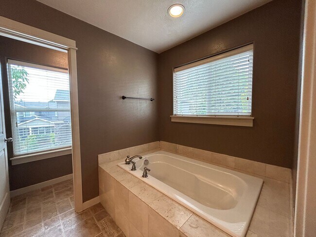 Building Photo - Spacious 4 Bed, 2.5 Bath Home!