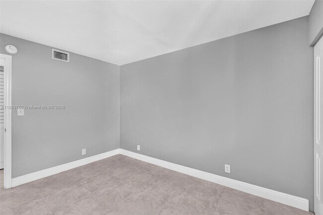Building Photo - 118 Lake Emerald Dr