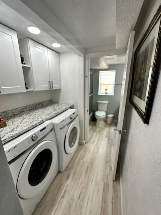 Building Photo - Nicely renovated 2Bd 2Ba house with large yard and pet friendly!! Available for a seasonal rental...