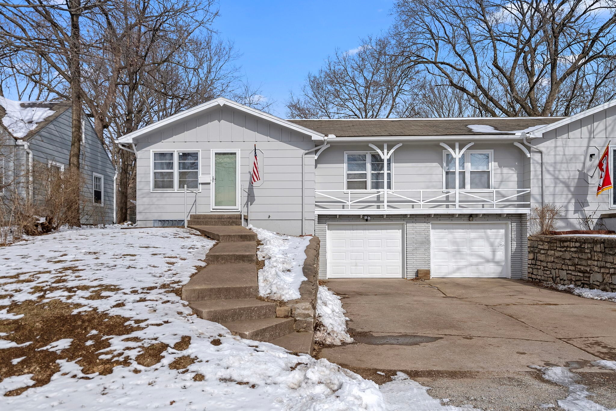 Building Photo - 906 E 84th St