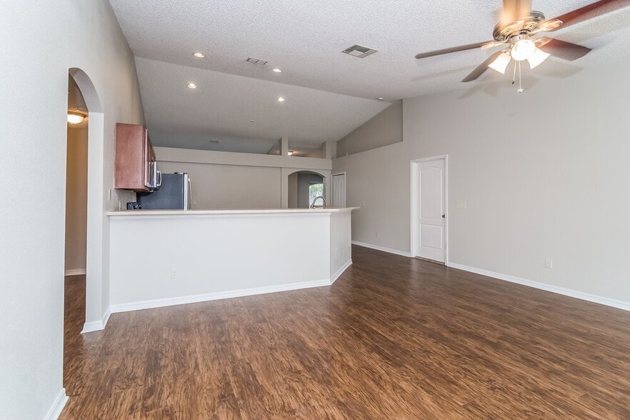 Building Photo - 975 Deer Spring Dr