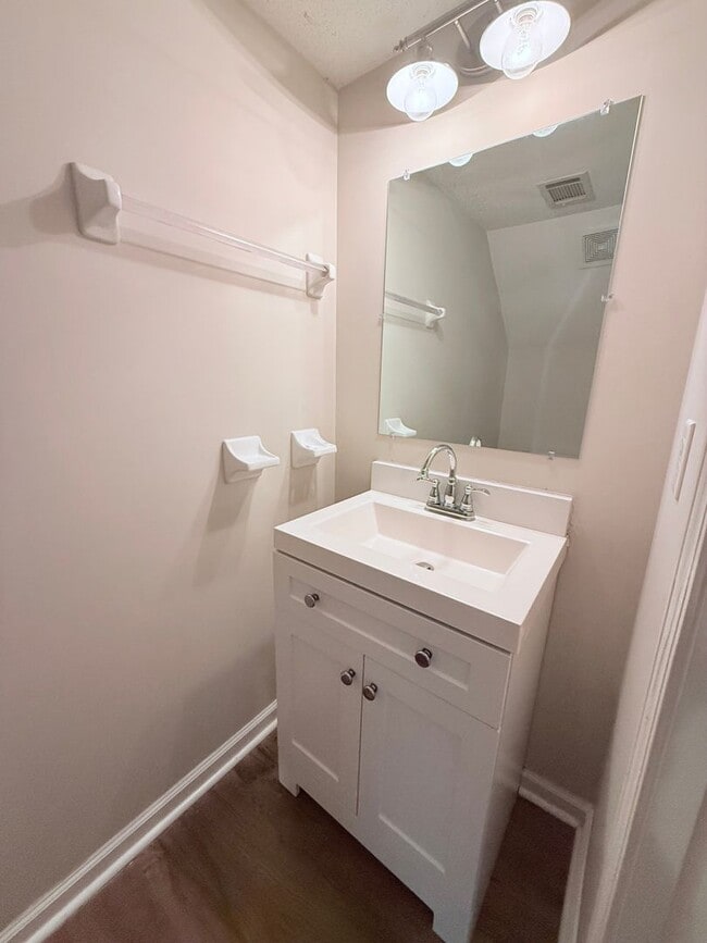 Building Photo - 2-bedroom townhome in great Gainesville location!