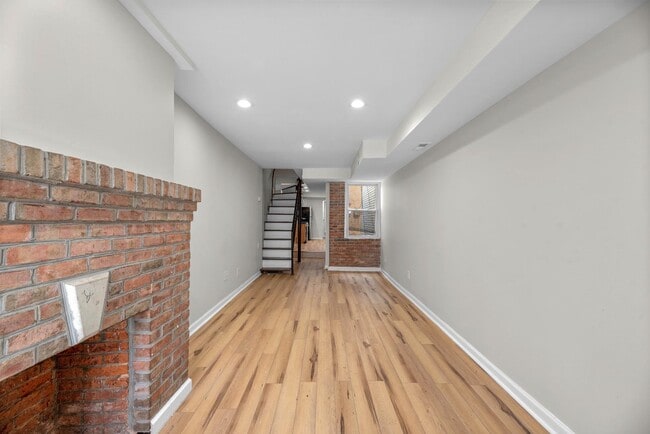 Building Photo - 207 S Regester St