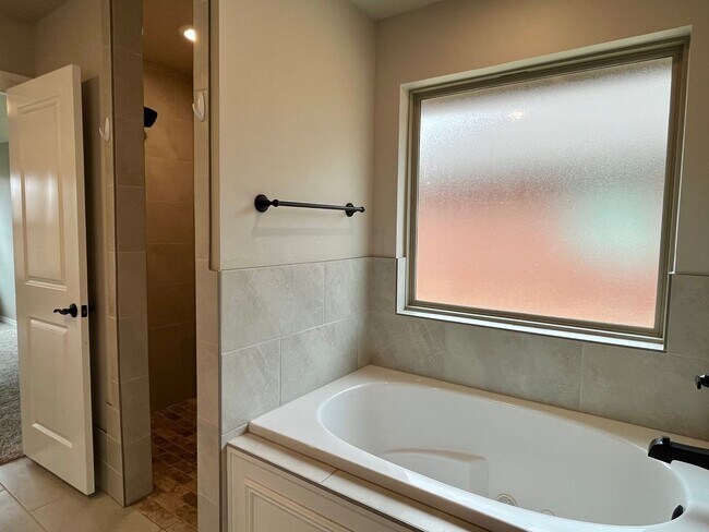 Building Photo - 4 Bed, 2 Bath NW Edmond Home in Deer Creek Schools