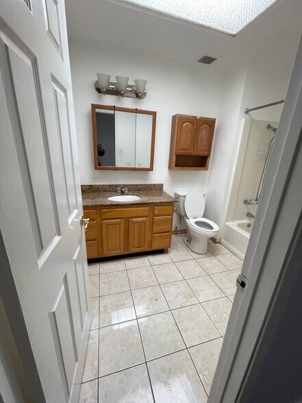 2nd bathroom - 1271 Parkway Dr
