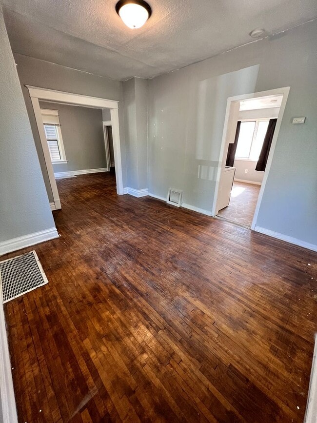 Building Photo - 708 E 6th St