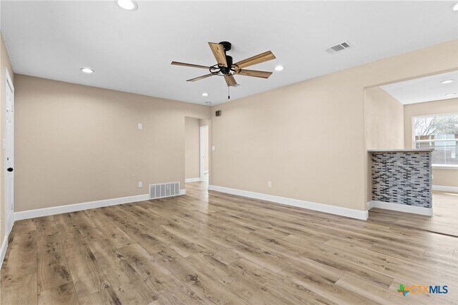 Building Photo - 209 W Victory Ave