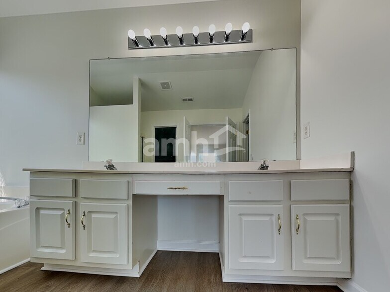 Building Photo - 4513 Sedgewood Ln