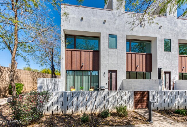 Building Photo - 540 W Mariposa St