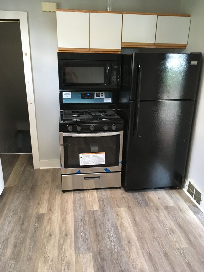 Building Photo - 3 bedroom 1 bath deck and yard