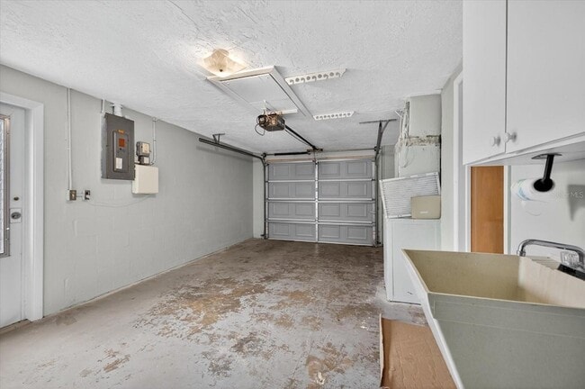 Building Photo - 7725 Summertree Ln