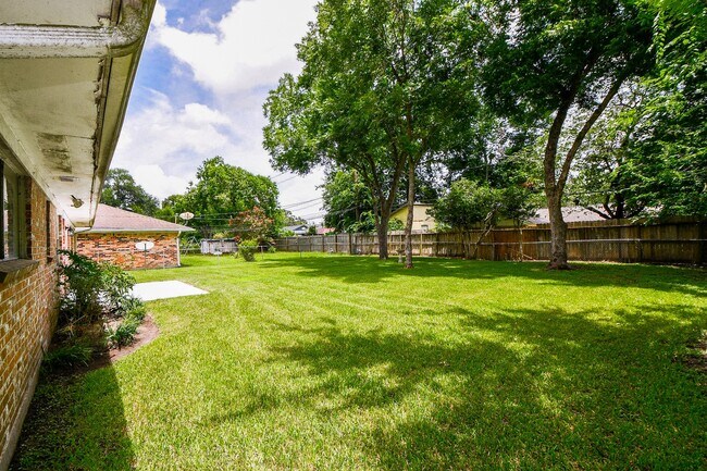 Building Photo - 2303 Willow Blvd